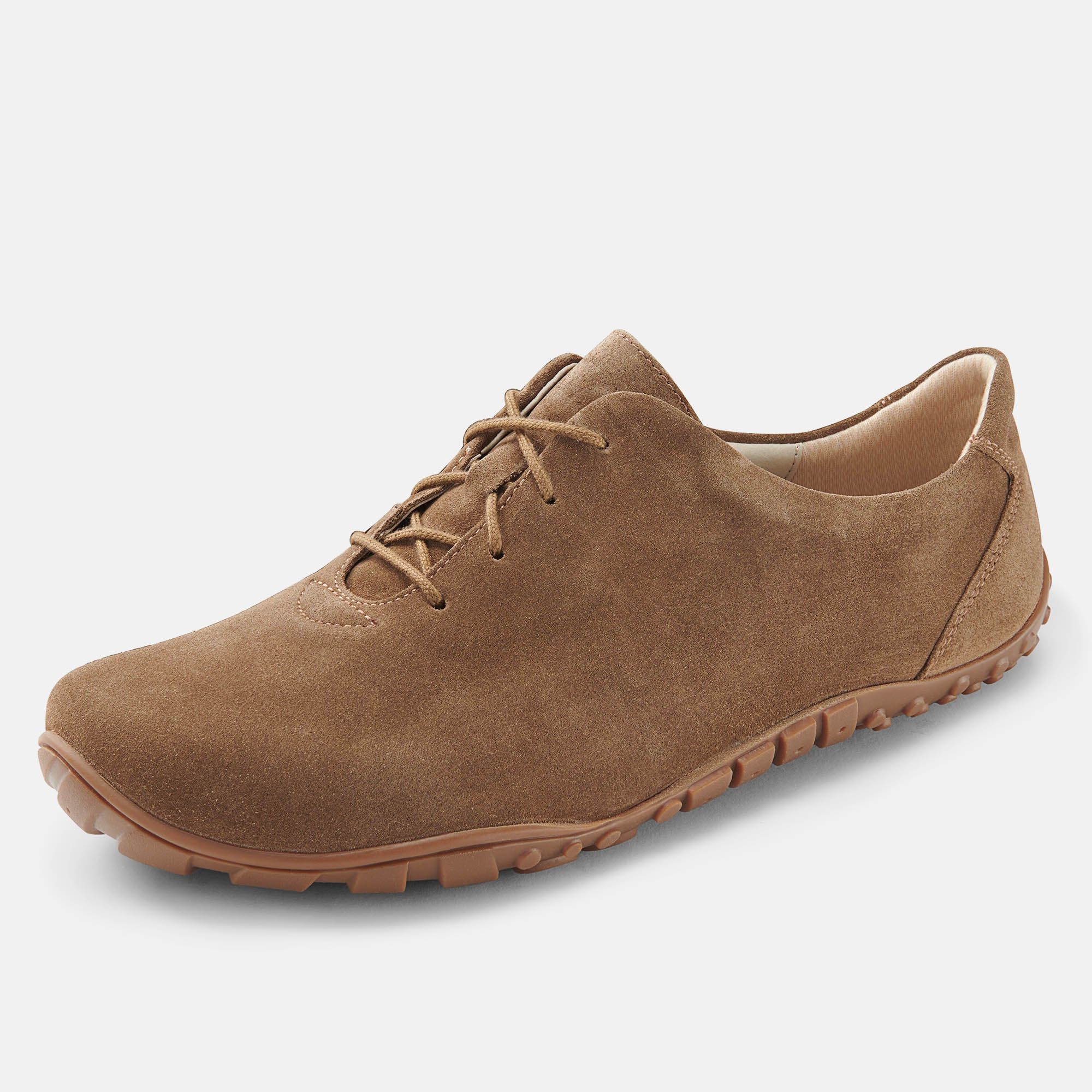 Brauner Schnürschuh, Wildlederoptik, breite Passform. Gummisohle. Hellbraune Schnürsenkel. Schuh von der Seite, leicht erhöht.