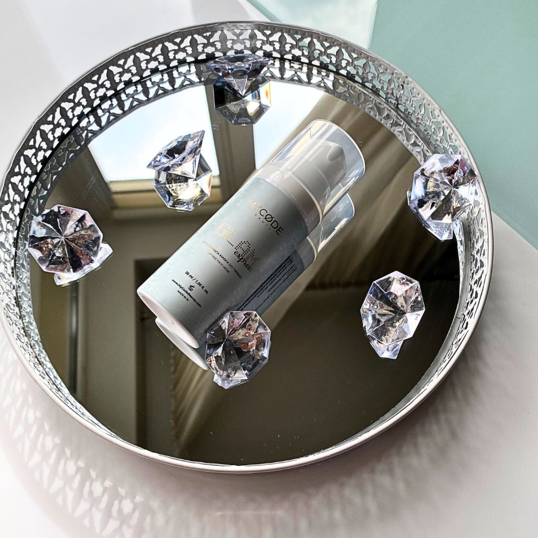 Creme-Maske auf rundem Spiegel mit Diamanten. Aufschrift: MyCode Beauty GLAM express. Flasche liegt schräg.