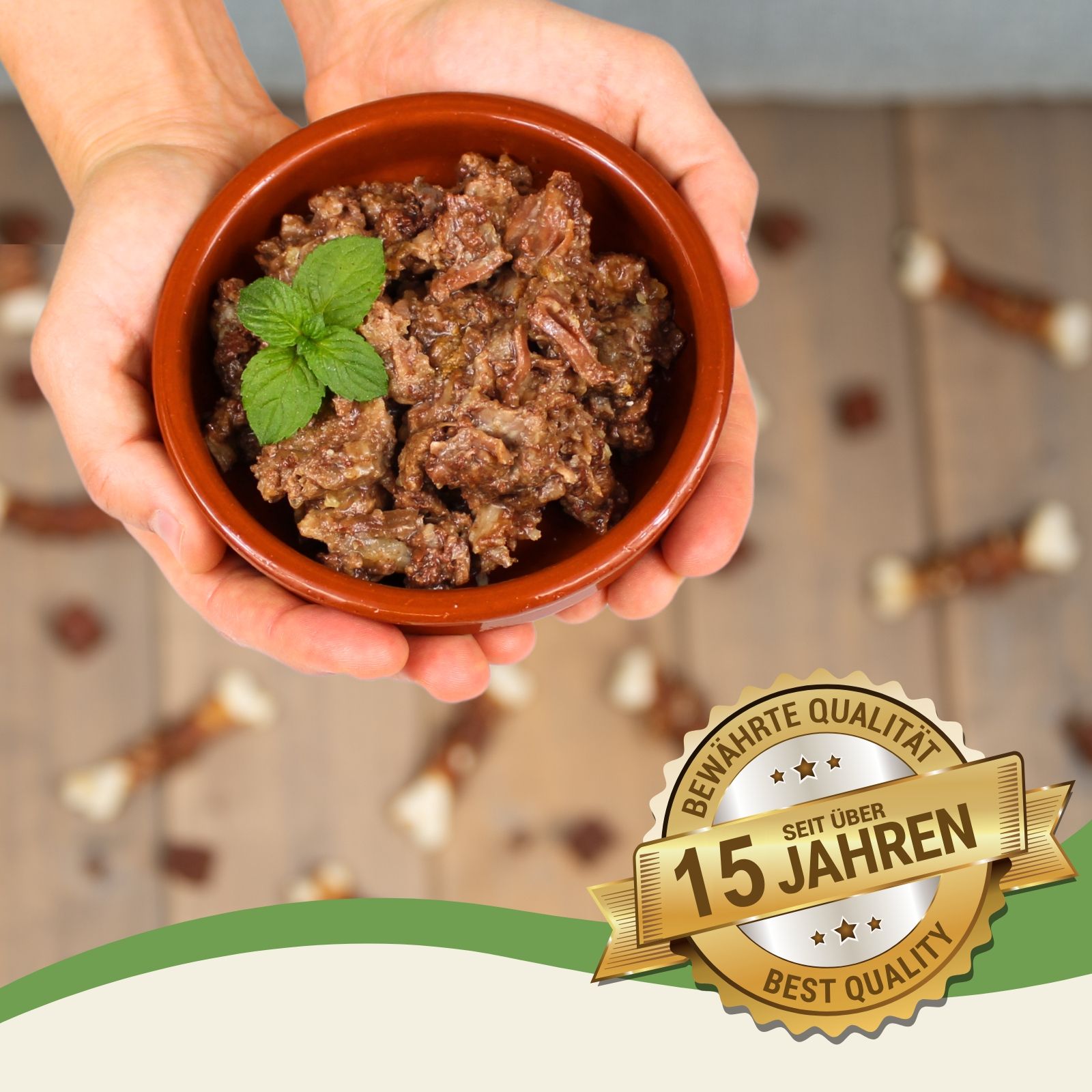 Eine braune Schale mit fleischigem Futter, garniert mit Minze. Hände halten die Schale. Im Hintergrund sind Hundeknochen und ein Qualitätssiegel.