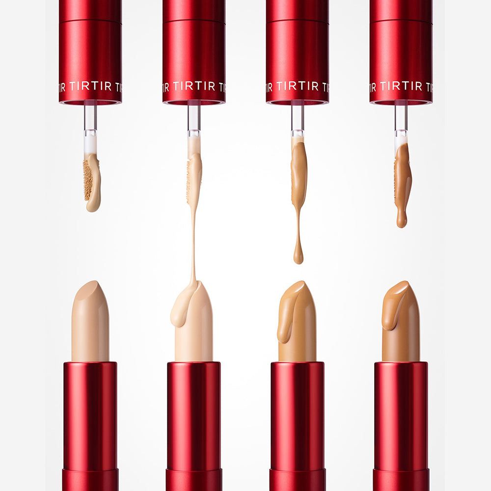 Vier rote Stifte mit aufgesetzten Kappen, die flüssiges Make-up in verschiedenen Hauttönen abtropfen lassen.