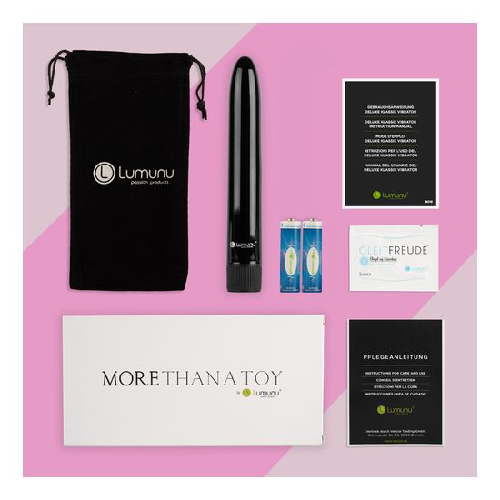 Produkt-Set mit schwarzem Vibrator, Beutel, Batterien, Anleitungen und Feuchtigkeitstüchern. Verpackung mit Logo.