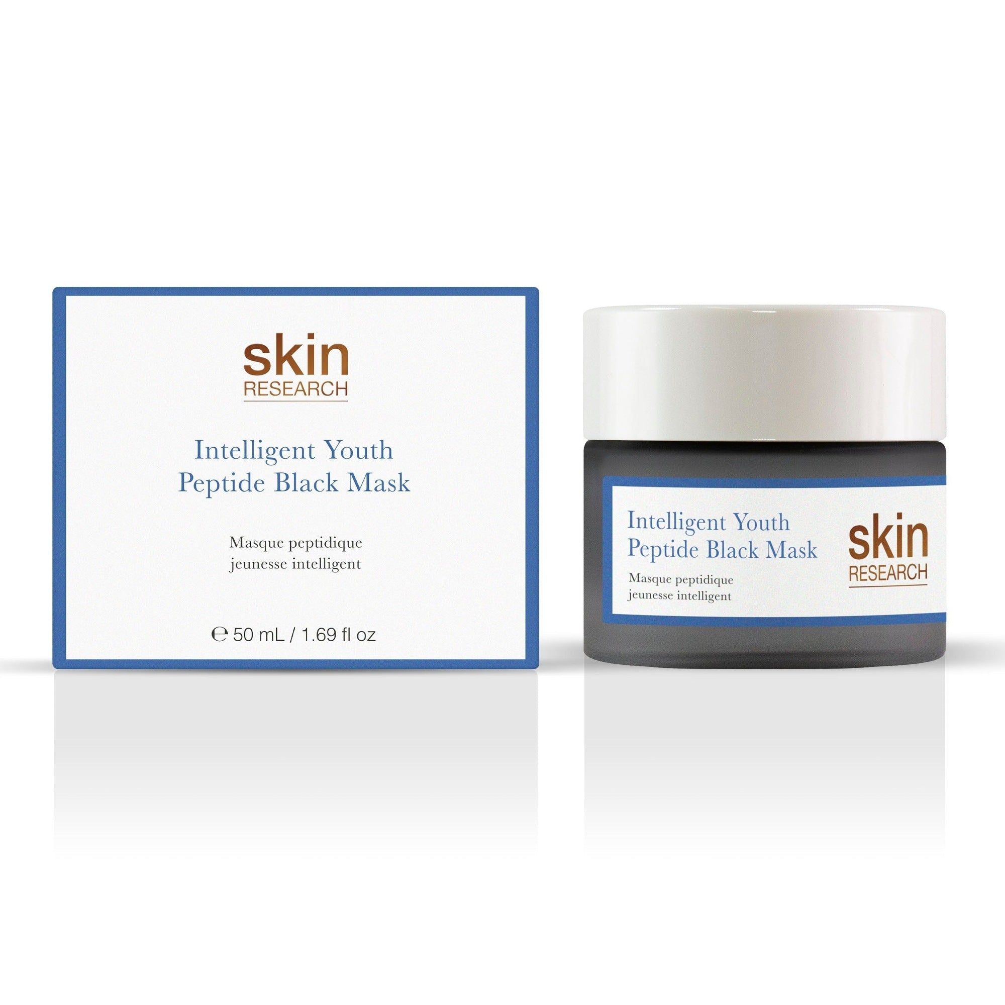 Produktverpackung und Dose. Verpackung: weiß mit blauer Schrift. Dose: dunkel mit weißem Deckel. Aufschrift: Intelligent Youth Peptide Black Mask. Marke: skin RESEARCH.
