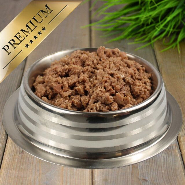 Hundefutter in einer Edelstahlschüssel. Aufschrift: Premium.