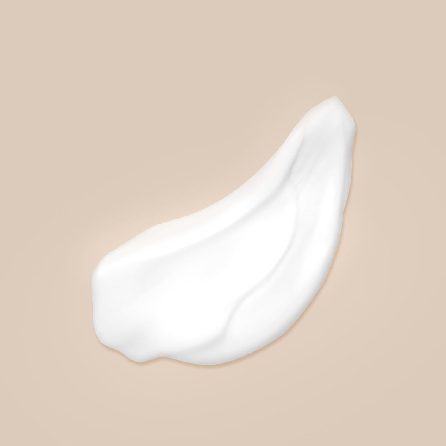 Ein Klecks weiße Creme auf beigem Hintergrund. Die Creme ist glatt und hat eine geschwungene Form.