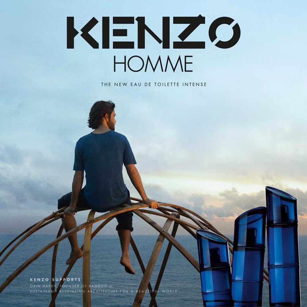 Mann sitzt auf einer Holzkonstruktion, Blick aufs Meer. Blaue Parfümflakons. Text: Kenzo Homme, The New Eau de Toilette Intense.
