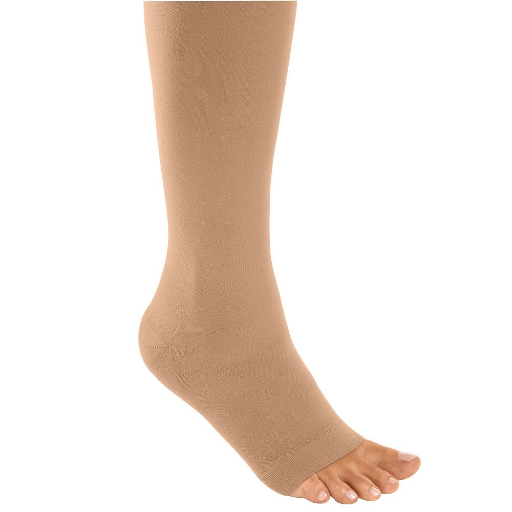 Hautfarbener Kompressionsstrumpf mit offener Fußspitze. Detailansicht des Fußes. Trikotabschlussrand.