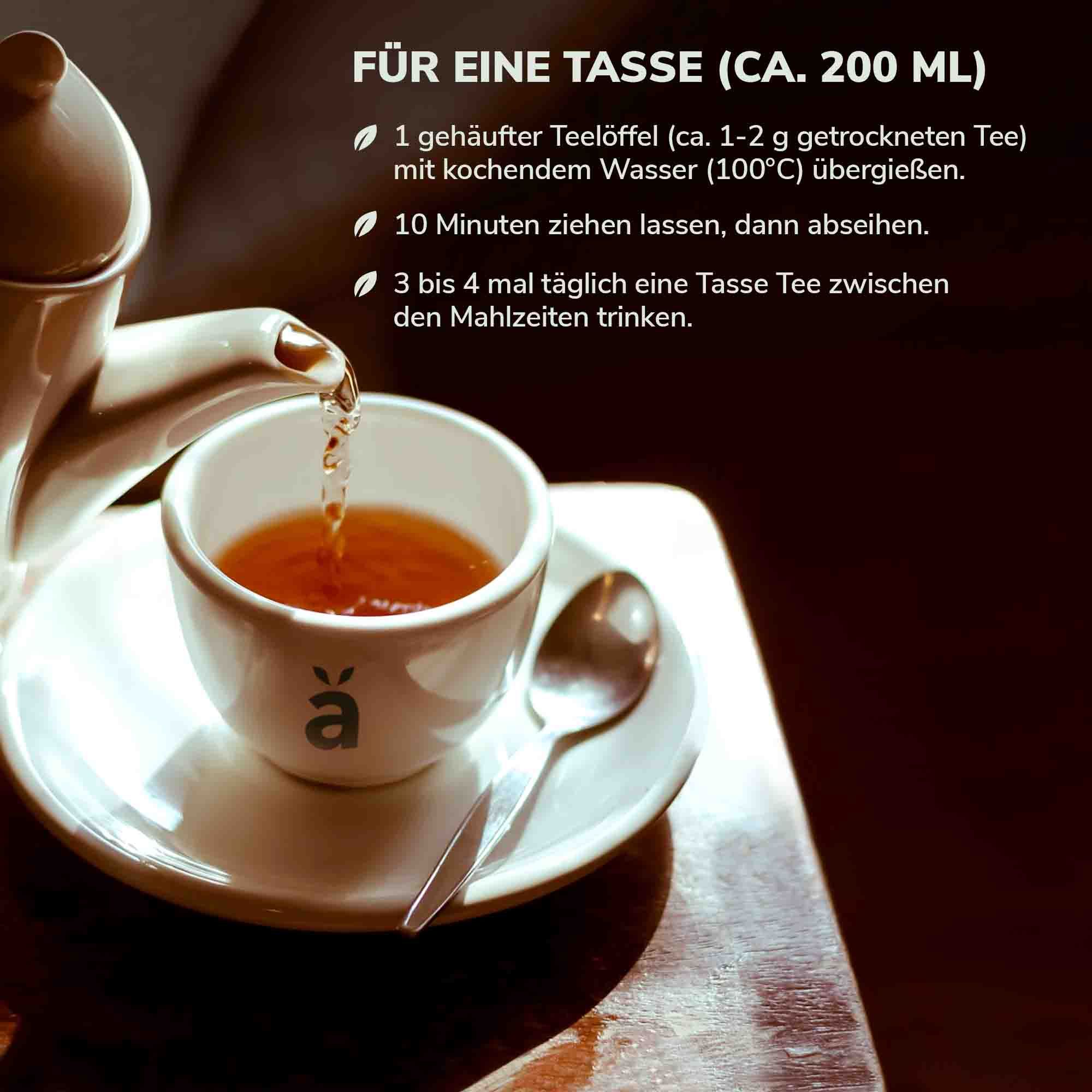 Tasse Tee, serviert mit Kanne und Untertasse. Tee wird in die Tasse gegossen. Aufschrift: Für eine Tasse (ca. 200 ml).
