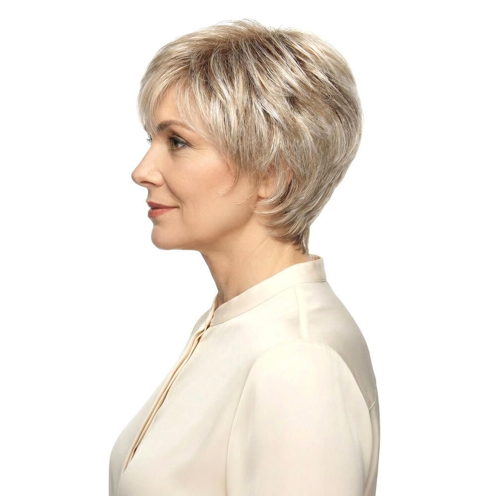 Kurzhaarperücke, blondiert, mit Pony. Frau mit Perücke, Profilansicht. Helles Oberteil.