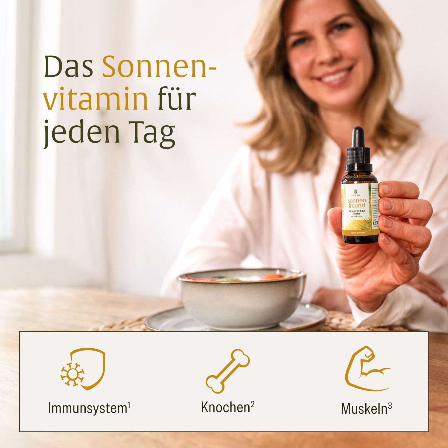 Flasche Sonnenfreund Vitamin D3 & K2 Tropfen mit Pipette. Detailansicht des Etiketts mit Informationen zur Dosierung und Inhaltsstoffen.