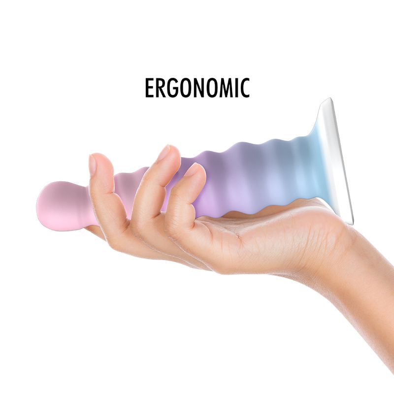Ergonomisch geformter Dildo in Pastellfarben, gehalten von einer Hand. Wellenförmige Oberfläche, breiter Sockel.
