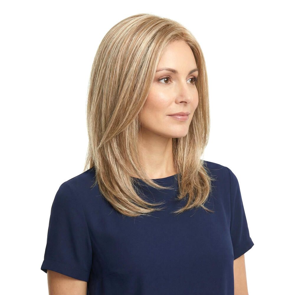 Perücke Filippa von trendhair. Blondes Haar, schulterlang, gestuft. Frau mit blauem Oberteil, Blickrichtung leicht nach rechts.