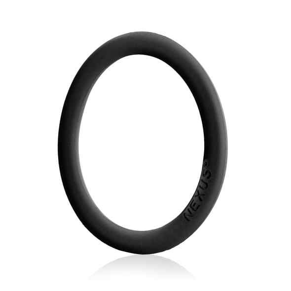 Schwarzer Silikon-Cockring. Das Wort "Nexus" ist auf der Oberfläche eingraviert. Der Ring ist vor weißem Hintergrund platziert.