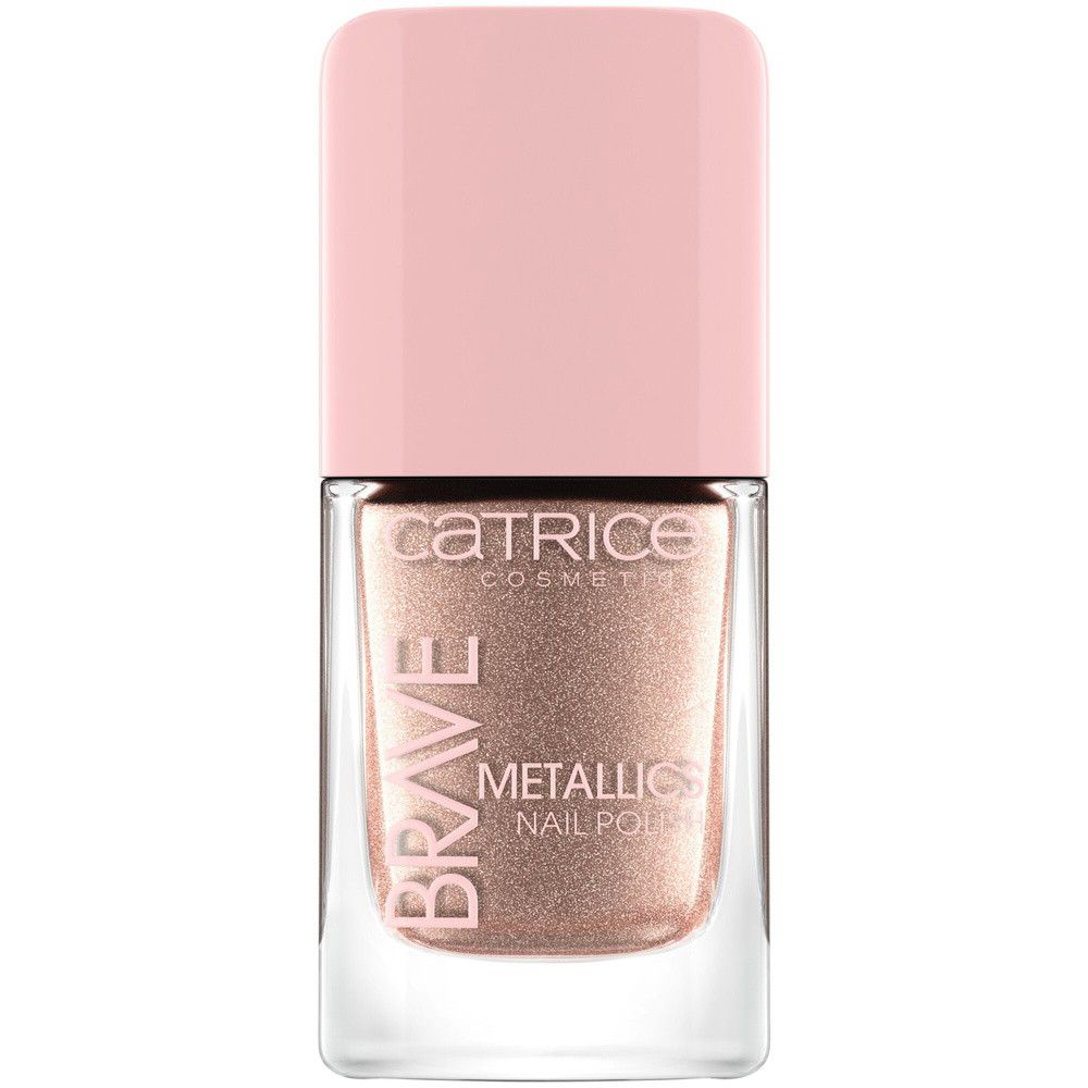 Nagellackflasche mit rosafarbenem Deckel. Aufschrift: Catrice, Brave, Metallics Nail Polish. Inhalt: metallisch-rosé.