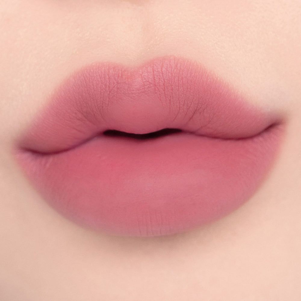Lippen in zartem Pink, matt.