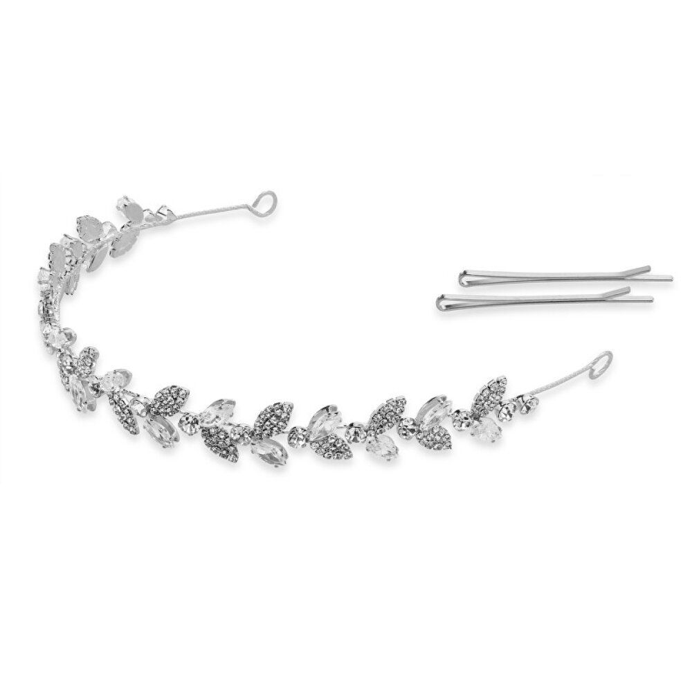 Nahaufnahme des Stirnbandes mit Kristallen, getragen im Haar. Die Frisur ist im Nacken zusammengebunden.