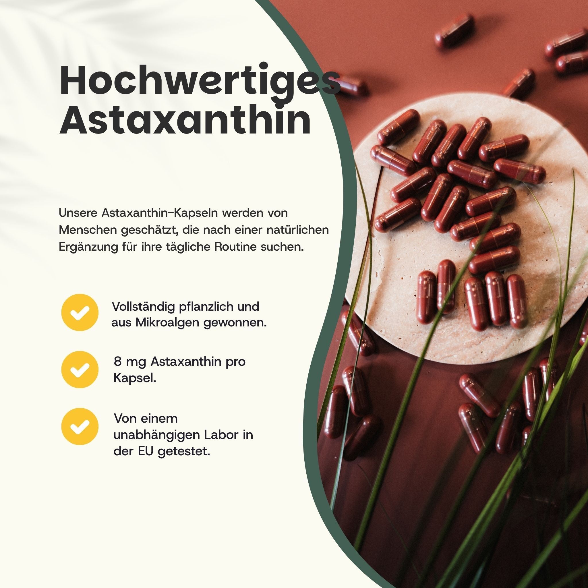 Braune Astaxanthin-Kapseln auf Holz. Text: „Hochwertiges Astaxanthin“. 8 mg Astaxanthin pro Kapsel.