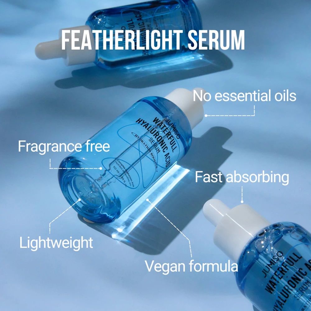 Drei blaue Flaschen mit Pipetten. Aufschriften: Waterfull Hyaluronic, Featherlight Serum, Fragrance free, Vegan formula.