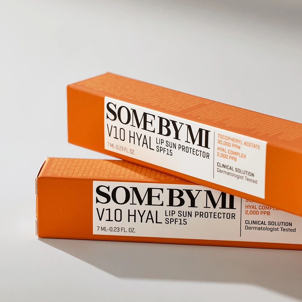 Zwei orangefarbene Produktverpackungen. Aufschrift: SOME BY MI V10 HYAL Lip Sun Protector SPF15.