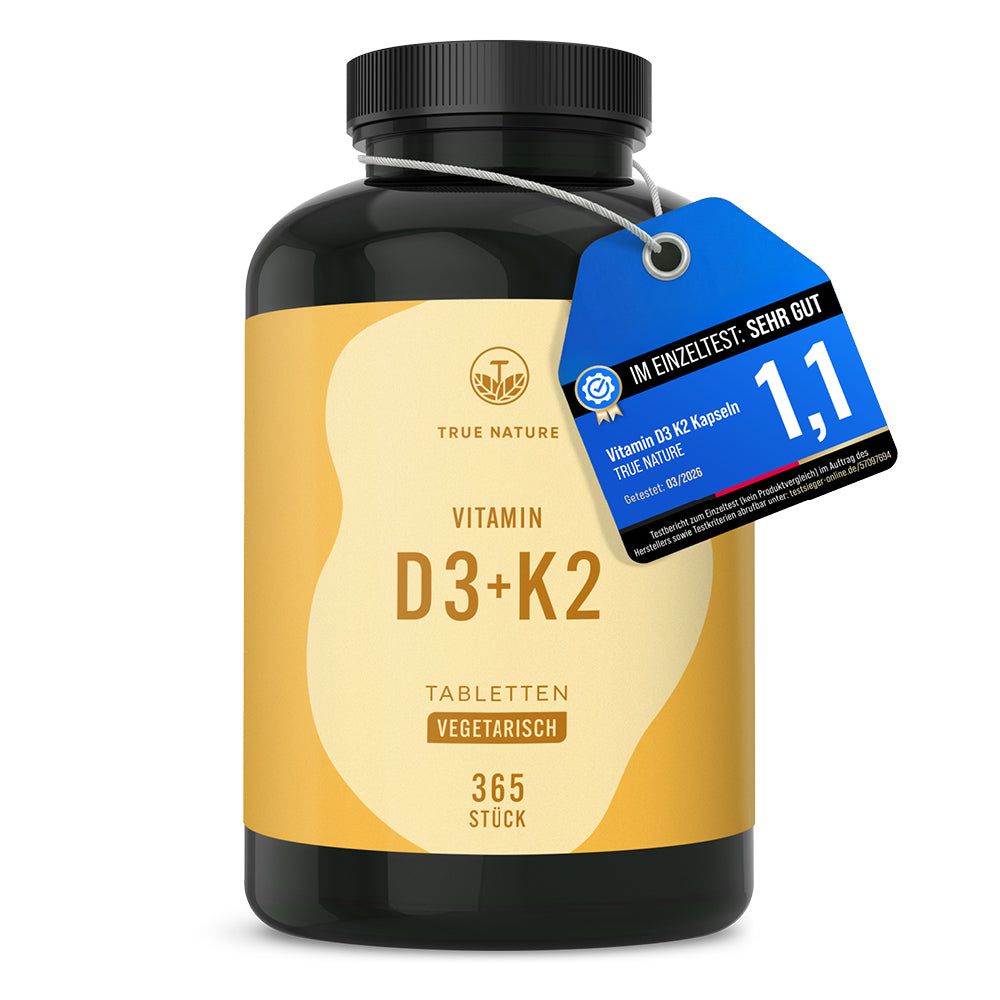 Dunkle Flasche mit gelbem Etikett: Vitamin D3+K2 Tabletten, 365 Stück. Mit Siegel 'Im Einzeltest: Sehr Gut'.