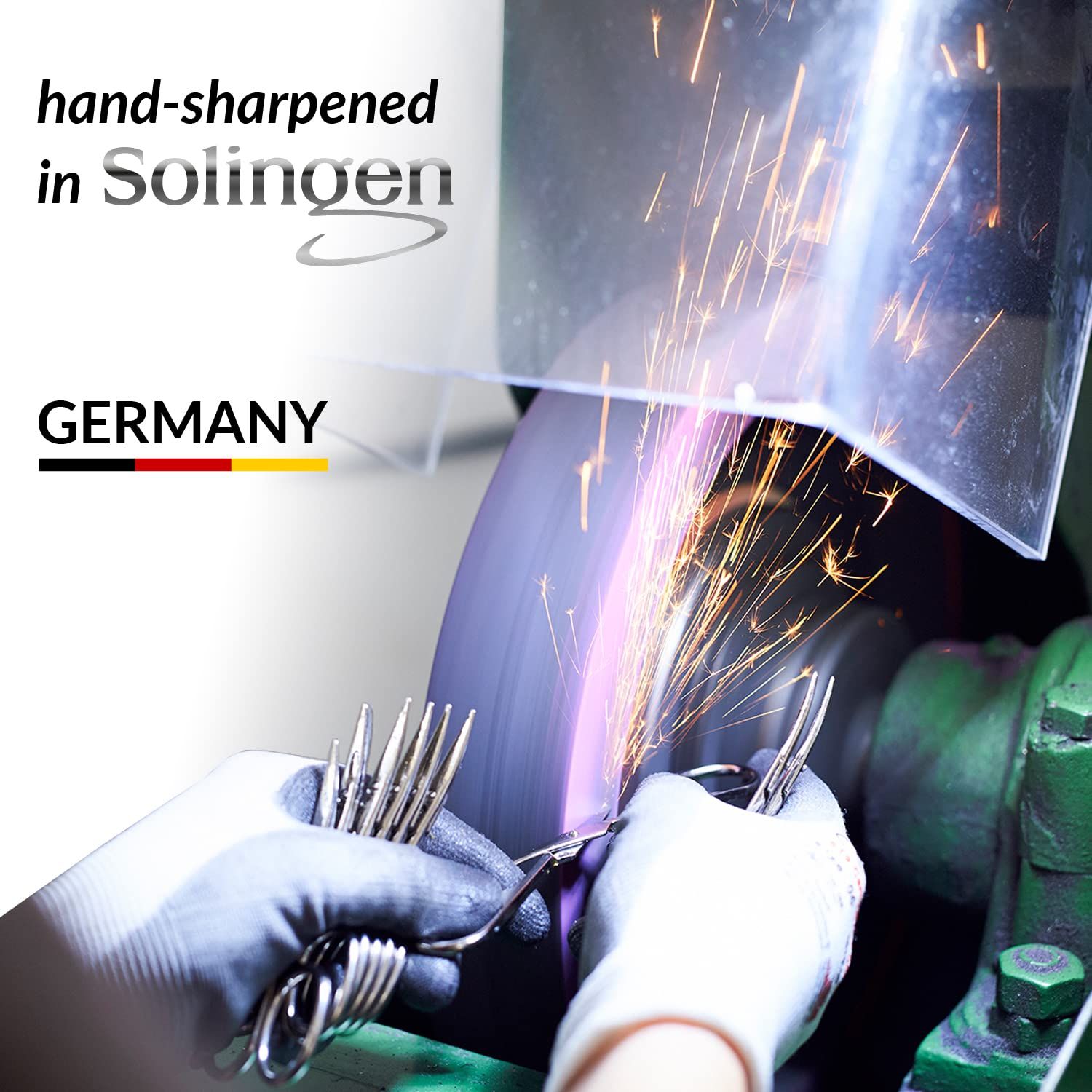 Werkzeuge eines Maniküre-Sets werden in Solingen, Deutschland, geschärft. Hände mit Handschuhen halten Werkzeuge an einer Schleifmaschine.