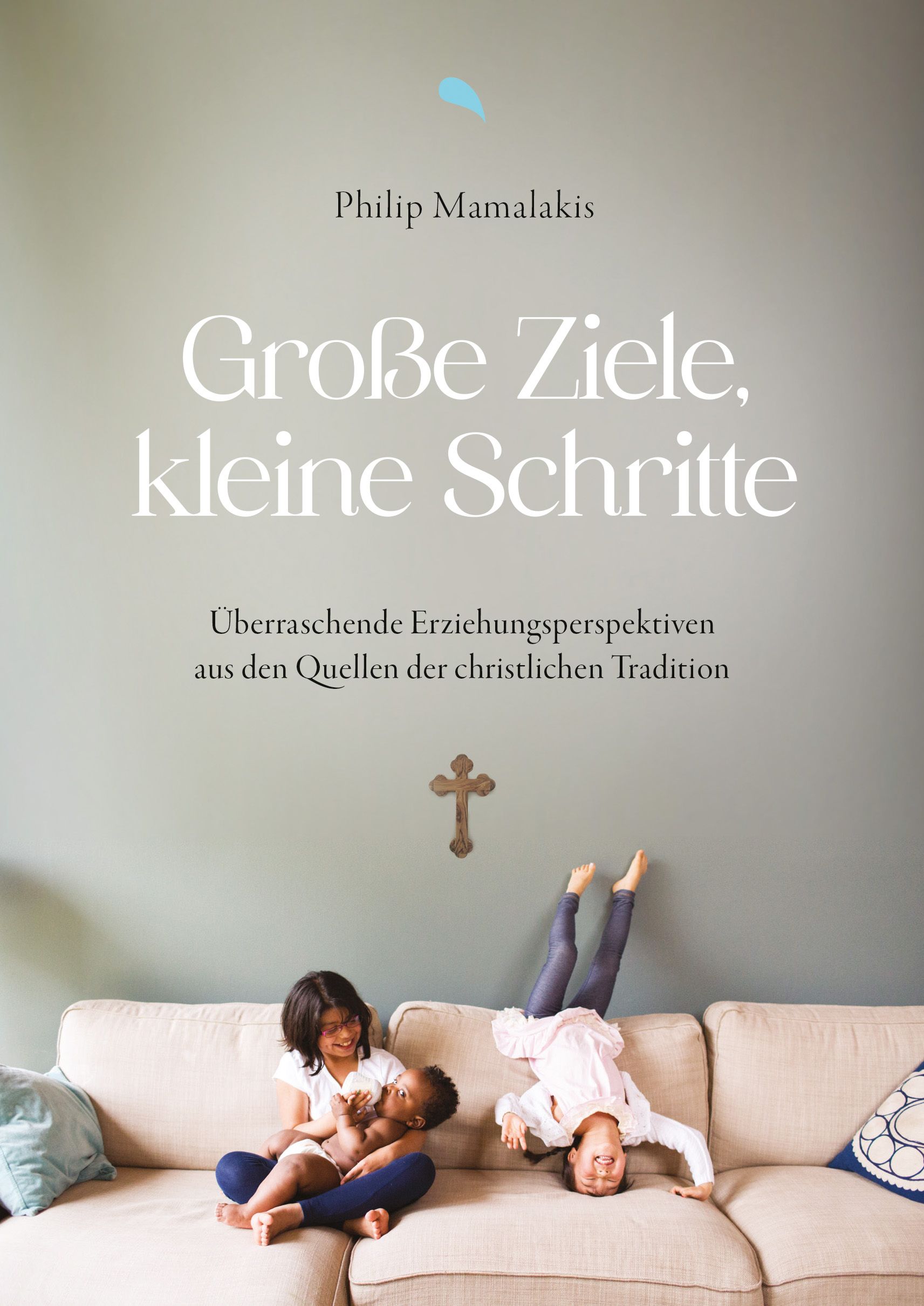 Buchcover mit Titel "Große Ziele, kleine Schritte" von Philip Mamalakis. Kinder spielen auf Sofa vor Wand mit Kreuz.