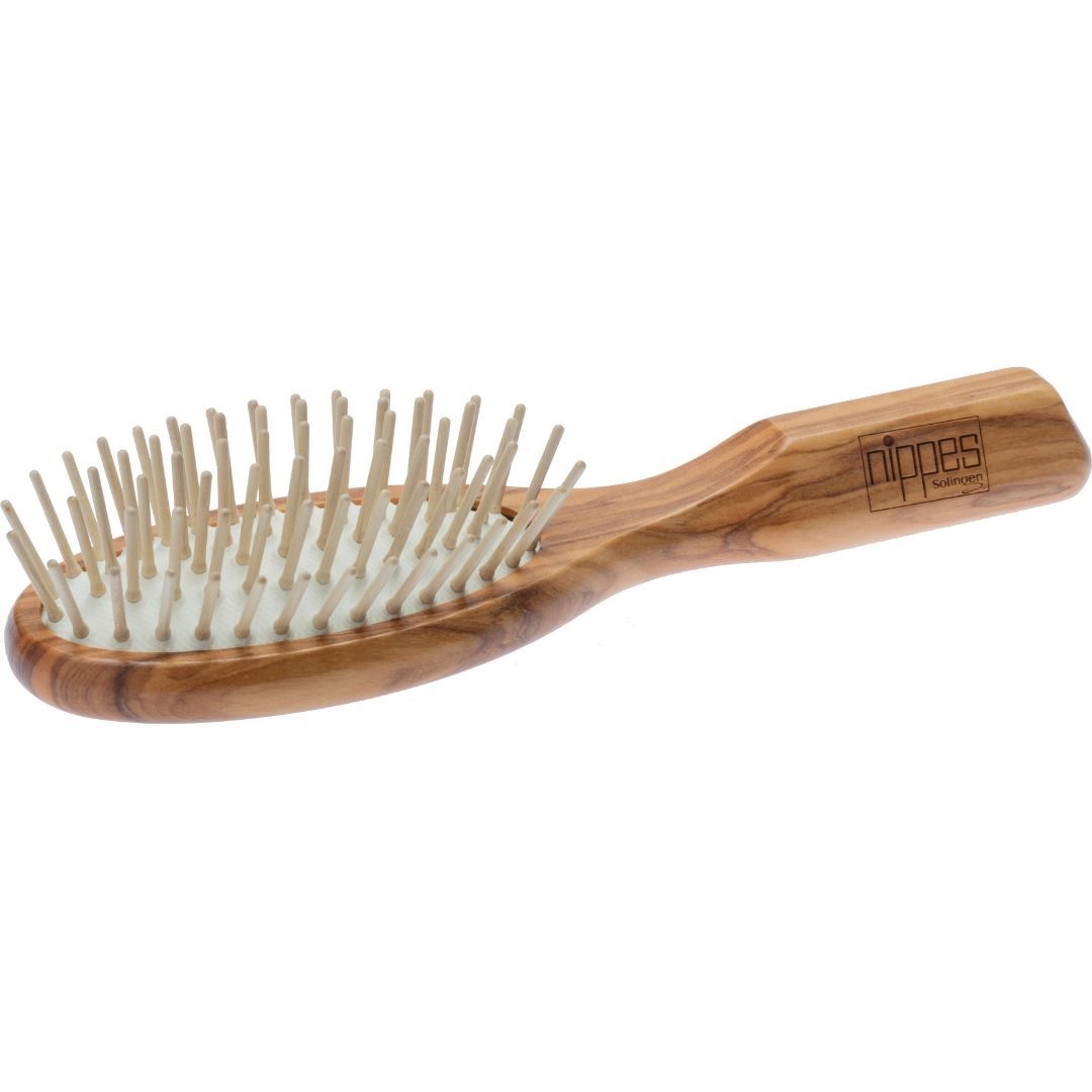 Ovale Bürste aus Olivenholz mit Holzstiften. Griff mit Logo. Draufsicht.